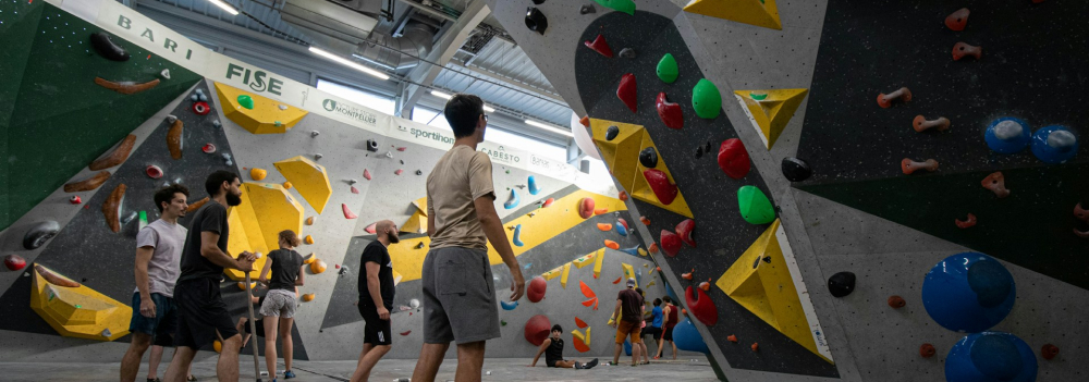 a bouldering-gym with a lots of people in it